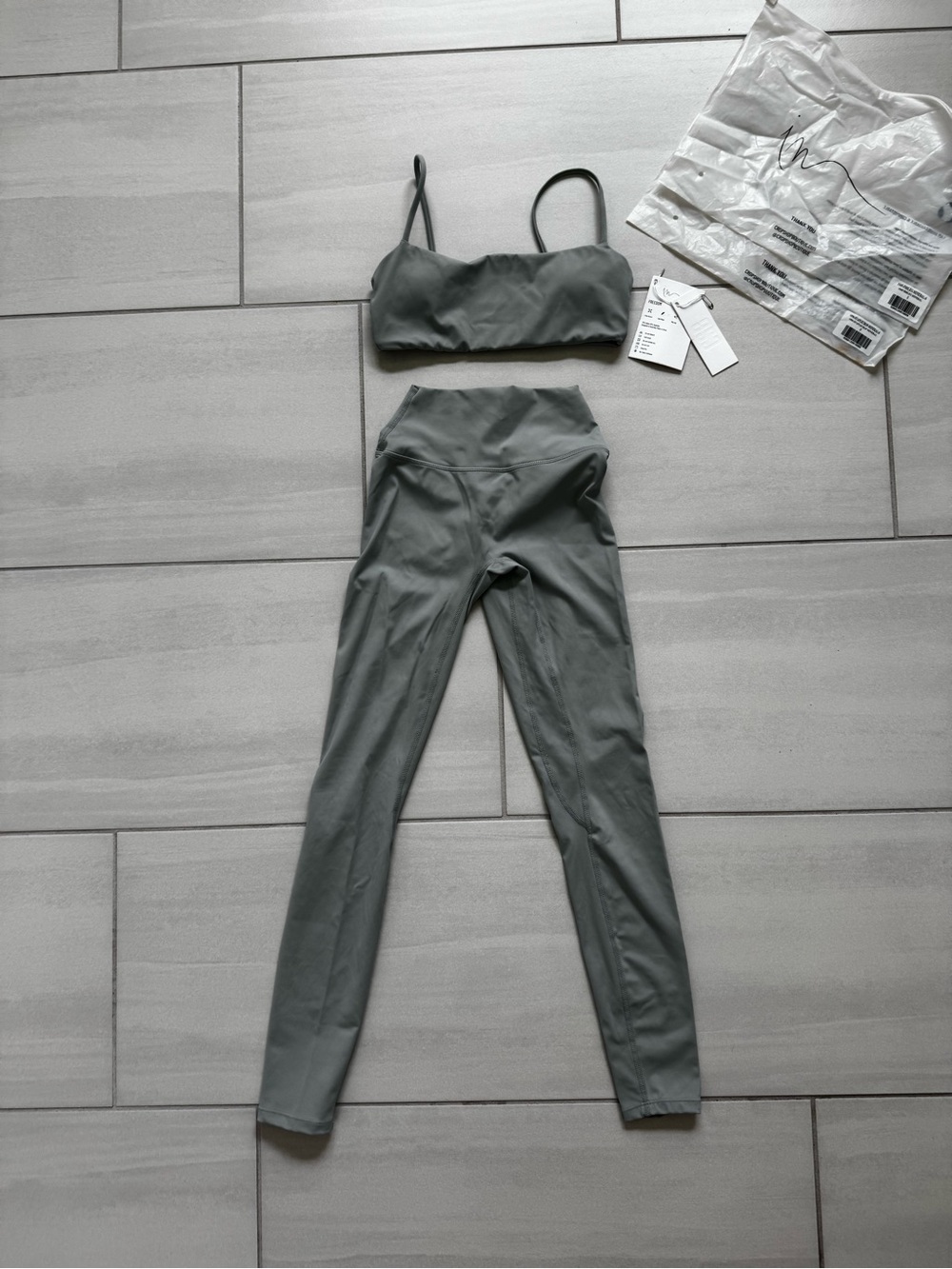 Like New CSB Isabelle Mathers Set!! Freedom Scrunch Legging & Staple Crop Bra, S - Picture 6 of 11